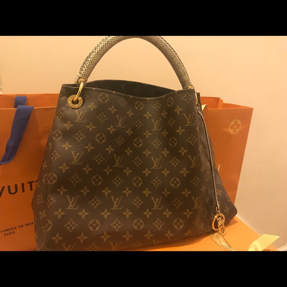 SOLD ‼️ Authentic Louis Vuitton Artsy Ayers MM